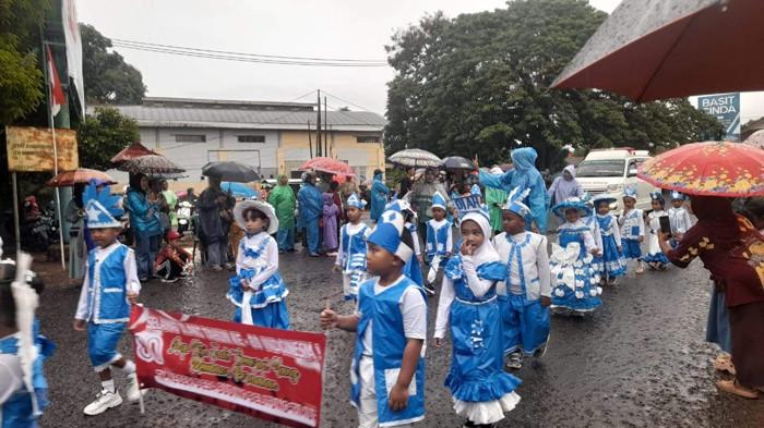 PAWAI - Peserta tingkat PAUD dan TK antusias mengikuti pawai di Kecamatan Kelapa Kampit, Kabupaten Belitung Timur, Provinsi Kepulauan Bangka Belitung, Selasa (19/8/2025), meskipun hujan turun. Pawai ini digelar dalam rangka memperingati HUT ke-80 Kemerdekaan Republik Indonesia.
