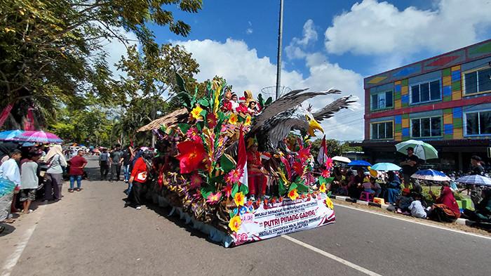 PAWAI PEMBANGUNAN 2025 - Peserta Pawai Pembangunan 2025 berlangsung di Manggar, Kabupaten Belitung Timur, Provinsi Kepulauan Bangka Belitung, pada Sabtu (30/8/2025). Pawai ini diselenggarakan dalam rangka memperingati HUT ke-80 Kemerdekaan RI.