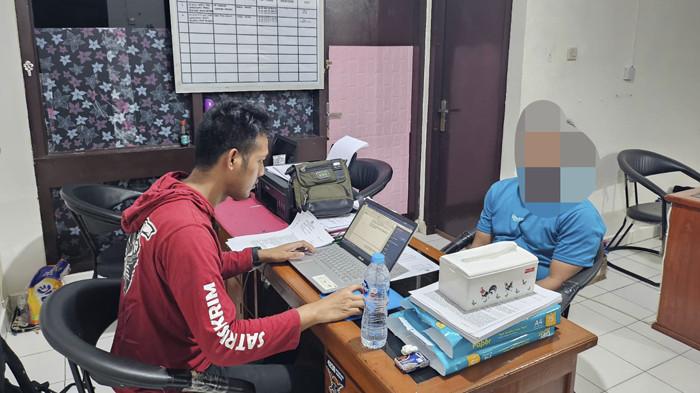 KASUS PENYELUNDUPAN PASIR TIMAH - Supir truk berinisial DM diamankan tim gabungan Satreskrim Polres Belitung di wilayah Desa Dukong, Kecamatan Tanjungpandan, Kabupaten Belitung, pada Selasa (2/9/2025). DM adalah satu dari dua supir truk yang menjadi tersangka dalam kasus penyeludupan pasir timah 17 ton.