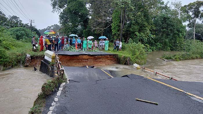 Jembatan Putus di Aik Ruak Kian Parah, Camat Simpang Renggiang Cari Solusi