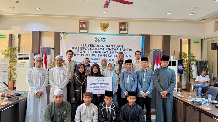 Para santri penerima Beasiswa Cahaya Pintar YBM PLN Babel berfoto bersama usai penyerahan bantuan di Kantor PLN UIW Babel. Program ini diberikan untuk mendukung pendidikan santri hingga lulus tingkat SMP/SMA.