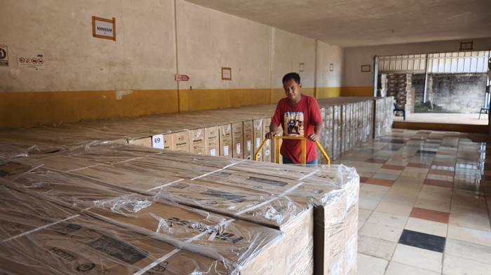 Sekolah Wilayah Kepulauan di Belitung Ikut Terima Bantuan Papan Tulis Interaktif