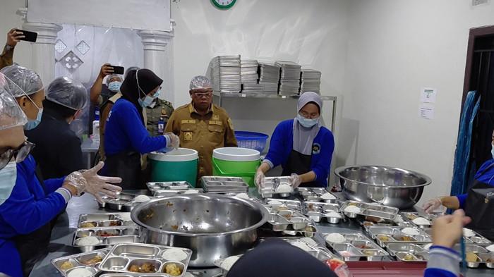 caption: SPPG KELAPA KAMPIT 1 - Wakil Bupati Belitung Timur, Khairil Anwar, meninjau SPPG Kelapa Kampit 1 di Kecamatan Kelapa Kampit, Kabupaten Belitung Timur, Provinsi Kepulauan Bangka Belitung, pada Senin (6/10/2025).