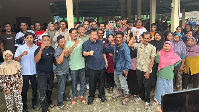 BERFOTO BERSAMA - Gubernur Kepulauan Bangka Belitung, Hidayat Arsani, berfoto bersama masyarakat Dusun Air Kalak usai pertemuan antara PT Rebinmas Jaya dengan masyarakat Dusun Air Kalak, Desa Pelepak Pute, Kecamatan Sijuk, Kabupaten Belitung pada Rabu (9/10/2025).