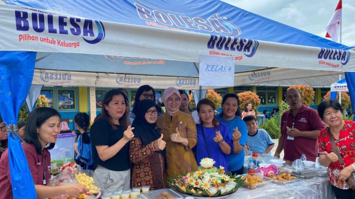 Wakil Wali Kota Pangkalpinang, Dessi Ayutrisna, berfoto bersama guru dan orang tua siswa di stan SD Santo Paulus II Pangkalpinang saat Open House sekaligus peringatan Hari Pangan Sedunia, Jumat (24/10/2025).