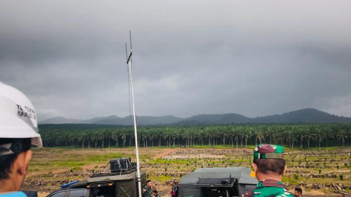 Siaga personel PLN dalam menjaga keandalan listrik dalam latihan TNI yang dihadiri pejabat tinggi Negara di Bangka Belitung