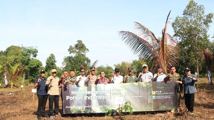 Bupati Belitung Djoni Alamsyah Hidayat berfoto bersama tamu undangan dalam acara penanaman pohon yang digelar PLTU Suge di Desa Pegantungan, Kecamatan Badau, Kabupaten Belitung pada Kamis (27/11/2025).