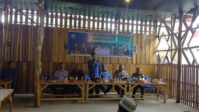 DIALOG SANTAI -- Suasana dialog santai pada kegiatan 'Satu Jam' bersama Forkopimda di Warkop Aput,Manggar, Belitung Timur pada Senin (1/12/2025).