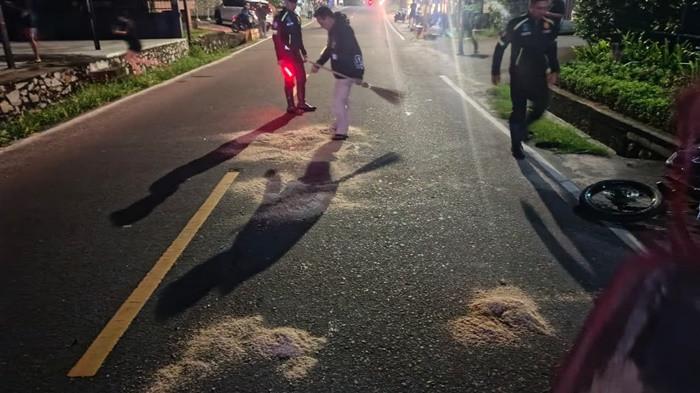 LAKA LANTAS -- Anggota Unit Laka Satlantas Polres Belitung mengamankan lokasi laka lantas di Jalan Patimura, depan Hotel Fairfield Marriott, Kelurahan Tanjungpendam, Kecamatan Tanjungpandan, pada Kamis (4/12/2025) malam.