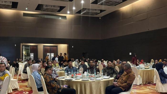 LEPAS SAMBUT DANLANAL BABEL - Danlanal Babel yang baru dan lama bersama Forkopimda, saat melaksanakan lepas sambut di hotel Soll Marina, Kabupaten Bateng, Selasa (16/12/2025).