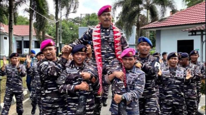 DISAMBUT PERSONEL AL - Danlanal Bangka Belitung, Kolonel Marinir Yulindo disambut personel TNI AL saat tiba di Mako Lanal Babel yang berlokasi di Belinyu, Kabupaten Bangka, Selasa (16/12/2025).
