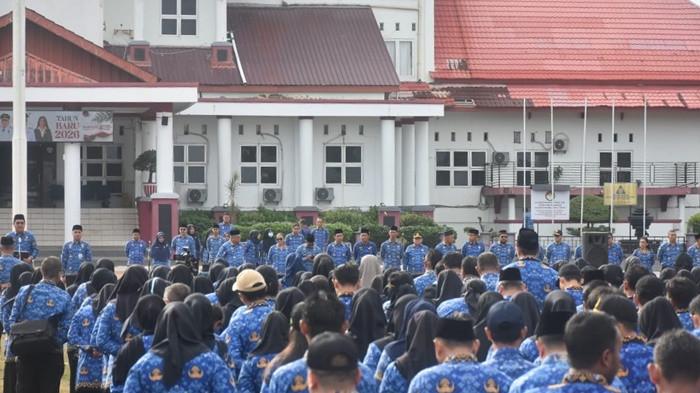 Sejumlah ASN di Pemkab Belitung Timur saat apel pagi di halaman kantor Pemkab Beltim, Jumat (2/1/2026).