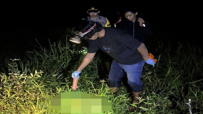 KERANGKA MANUSIA -- Personel Unit Inafis, Satreskrim Polres Belitung bersama tim dokter RSUD Beltim memeriksa temuan kerangka manusia pada Minggu (18/1/2026).
