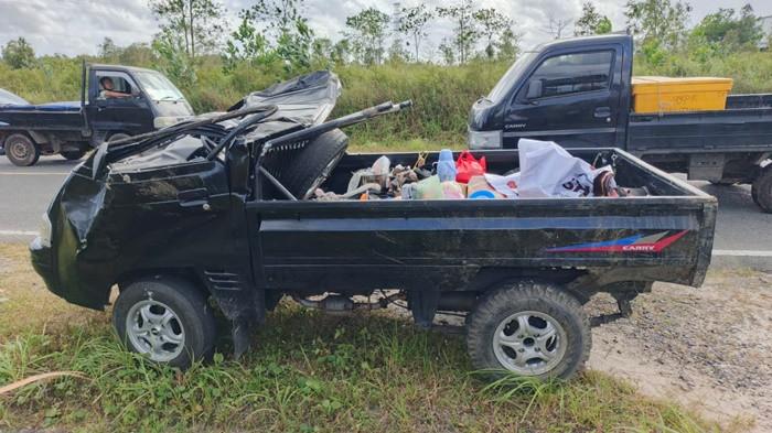 Anggota Unit Gakkum Satlantas Polres Belitung menunjukan bekas ban di lokasi kejadian laka tunggal, Jumat (23/1/2026).