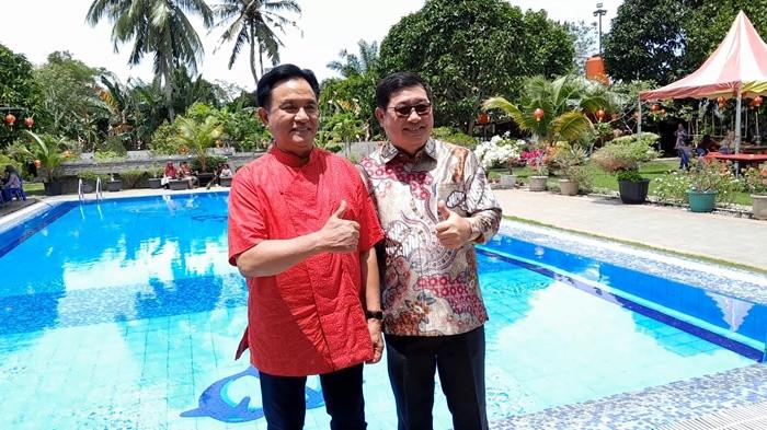 TOLERANSI - Tokoh nasional Yusril Ihza Mahendra saat memberikan keterangan kepada media di sela acara open house kediaman Bupati Belitung Timur, Kelapa Kampit pada, Selasa (17/2/2026). Menurut Yusril, kedatangannya hari ini menegaskan kuatnya akar toleransi yang telah tumbuh di tanah Belitung Timur sejak dahulu kala.