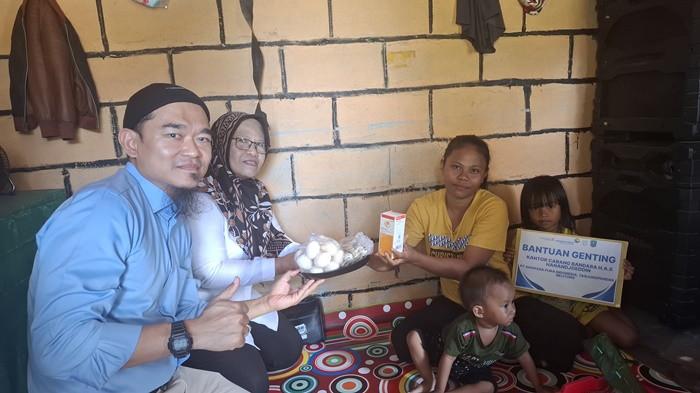 General Manajer Bandara H AS Hanandjoeddin, Hernindya Arie Setyawan menyerahkan bantuan Program Genting kepada masyarakat penerima beberapa waktu lalu.