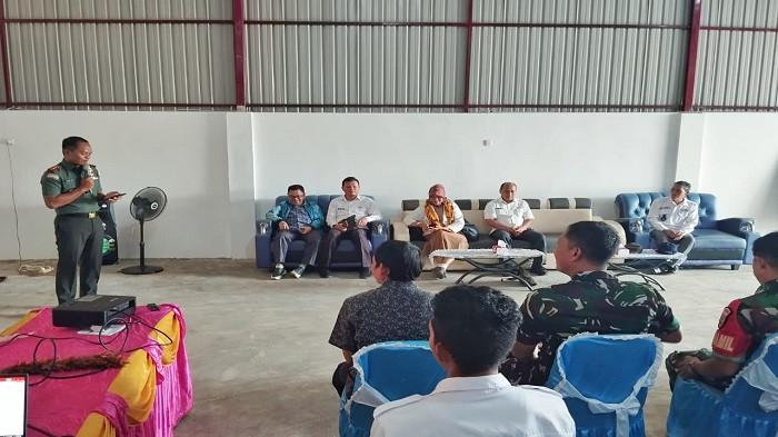 TINJAU KESAPAN: Rombongan Staf Khusus Menteri Koperasi dan Pemerintah Kabupaten Belitung Timur saat meninjau langsung bangunan Gerai Koperasi Desa Merah Putih (KDMP) yang telah rampung 100 persen di Desa Air Kelik, Rabu (25/2/2026). Pemerintah daerah kini fokus menyelesaikan 23 gerai lainnya di berbagai desa yang saat ini progresnya telah mencapai rata-rata 60 persen.