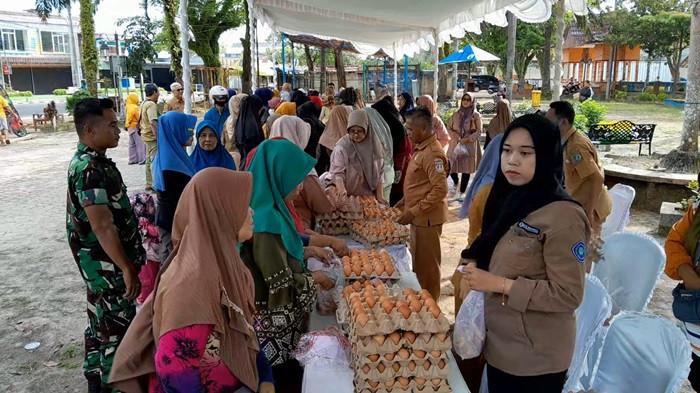 ANTRE BERAS - Sejumlah warga Kecamatan Manggar saat mengantre untuk mendapatkan beras SPHP dan bumbu dapur murah dalam gelaran Operasi Pasar Murah di halaman Kantor Camat Manggar, Selasa (3/3/2026). Kegiatan ini dilakukan untuk menjaga stabilitas harga pangan dan membantu daya beli masyarakat menjelang Idulfitri.