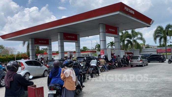 ANTRE BBM - Sejumlah warga saat mengantre BBM di sejumlah SPBU di Kota Sungailiat, Kabupaten Bangka, Kamis (5/3/2026). Antrean panjang mengular sejak beberapa hari terakhir lantaran panic buying.