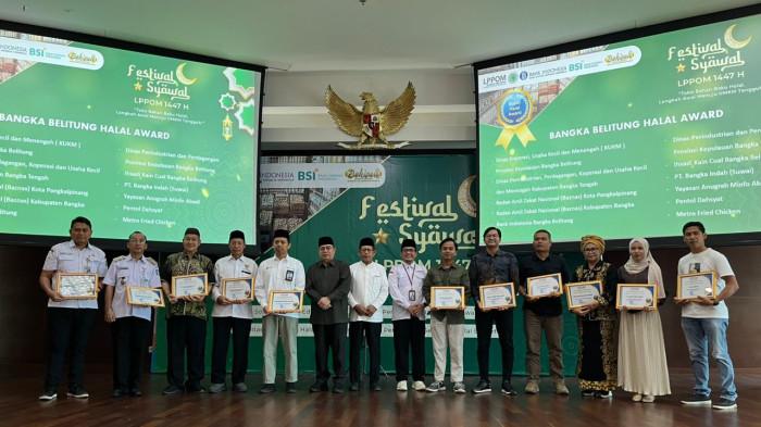 Perwakilan HUB UMK PLN UIW Bangka Belitung menerima penghargaan Bangka Belitung Halal Award sebagai Fasilitator Sertifikasi Halal Tahun 2025 dari LPPOM Bangka Belitung dalam rangkaian kegiatan Festival Syawal LPPOM 1447 H di Pangkalpinang, Selasa (4/3).