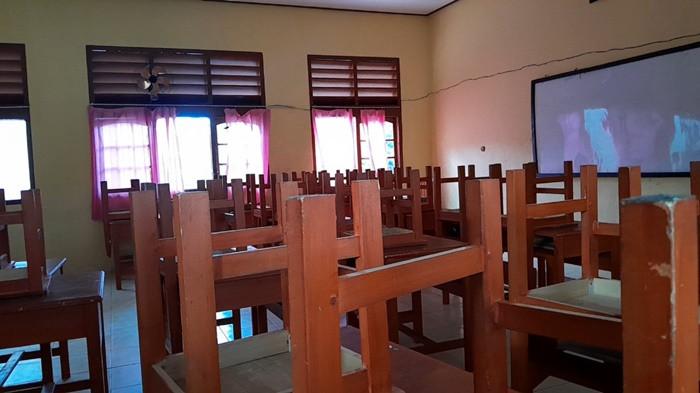 LIBUR TIBA - Suasana SMPN 2 Manggar di Kabupaten Belitung Timur yang tampak sepi dari aktivitas siswa, Selasa (17/3/2026). Berdasarkan kebijakan Dinas Pendidikan Belitung Timur, seluruh siswa mulai jenjang TK hingga SMP menjalani libur panjang Idul Fitri 1447 H dan dijadwalkan kembali masuk sekolah pada 30 Maret mendatang untuk menghadapi ujian semester.