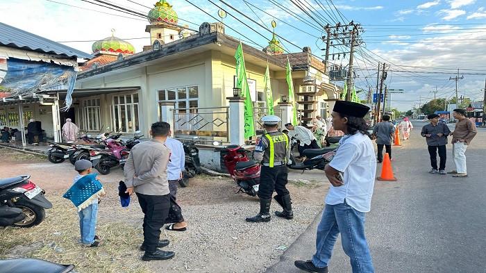 Personel Polres Belitung standby berjaga di area masjid mengamankan jalannya ibadah salat Idul Fitri berjamaah pada Sabtu (21/3/2026).