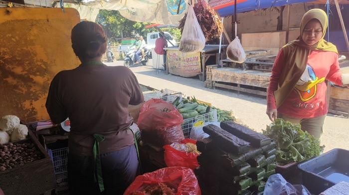Suasana kios bumbu dapur mulai buka memasuki H+2 libur lebaran di Pasar Tanjungpandan pada Senin (23/3/2026).