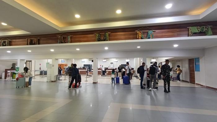 Suasana pergerakan penumpang di Bandara H AS Hanandjoeddin memasuki H+1 lebaran pada Minggu (22/3/2026).