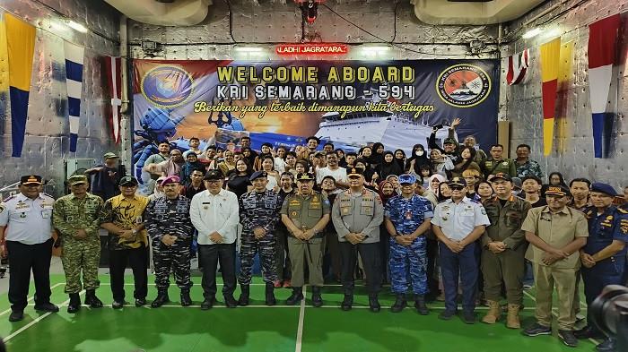 Gubernur Kepulauan Babel dan forkopimda berfoto bersama penumpang KRI Semarang 594 dalam rangka program mudik gratis pada Jumat (27/3/2026).