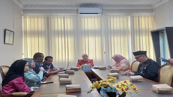 WAWAKO PANGKALPINANG AUDIENSI -- Wakil Wali Kota Pangkalpinang, Dessy Ayutrisna, melakukan audiensi dan silaturahmi bersama Asosiasi Dinas Kesehatan Seluruh Indonesia (Adinkes) se-Provinsi Kepulauan Bangka Belitung, Kamis (2/4/2026), di ruang rapat Wali Kota Pangkalpinang.