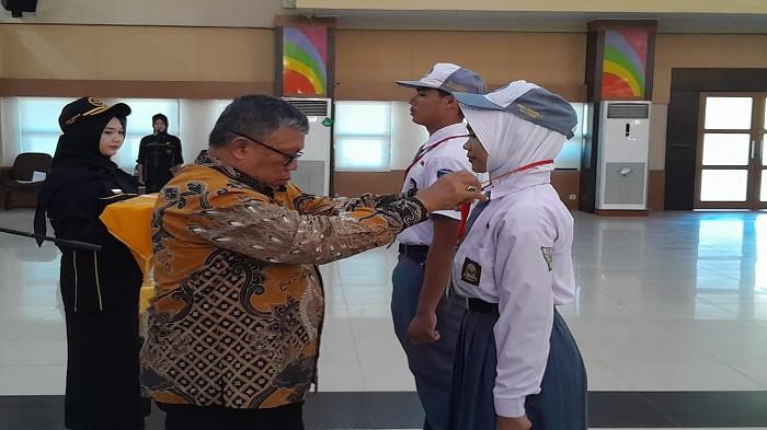 SIAP SELEKSI - Sebanyak 110 pelajar SMA sederajat se-Kabupaten Belitung Timur berbaris rapi mengenakan seragam putih abu-abu saat mengikuti upacara pembukaan Seleksi Calon Paskibraka tahun 2026 di Auditorium Zahari Mz, Kamis (9/4/2026). Para peserta yang terdiri dari 56 putra dan 54 putri ini akan menjalani rangkaian seleksi ketat mulai dari tes wawasan kebangsaan, kesehatan, fisik, hingga kepribadian untuk memperebutkan kuota penerimaan.