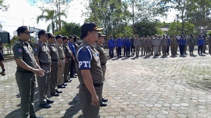 PENGAWAS INTERNAL - Bupati Belitung Timur, Kamarudin Muten didampingi Kasat Pol PP Beltim, Novis Ezuar mengukuhkan 16 personel pengawas kode etik. Momen ini juga menjadi penegasan komitmen Satpol PP dalam menjaga aset daerah dan penegakan Perda.