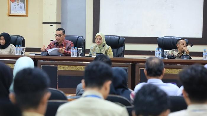 Rapat Koordinasi Pelaksanaan MBG yang digelar di Ruang Balai Betason Lantai II Kantor Wali Kota Pangkalpinang, Kamis (16/4/2026).