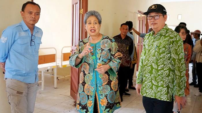 TINJAU LOKASI - Kepala Pengadilan Tinggi Bangka Belitung, Dr. Artha Theresia Silalahi saat meninjau eks Gedung Balai Kesehatan Jiwa Masyarakat (BKJM) di Desa Selingsing, Gantung, Belitung Timur, Senin (20/4/2026). Gedung ini rencananya akan difungsikan sebagai kantor sementara Pengadilan Negeri Belitung Timur mulai Juli mendatang guna mempermudah akses layanan hukum bagi warga lokal.