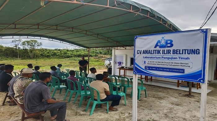 Direktur CV Analitik Ilir Belitung, Delvi Rico bersama Departement Head Produksi Darat Belitung PT Timah, Andriansyah menggunting pita peresmian laboratorium pada Rabu (22/4/2026) sore.