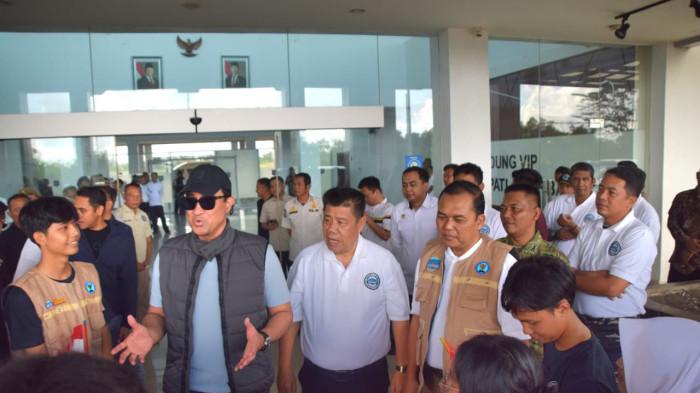 Gubernur Babel, Hidayat Arsani, secara langsung hadir mengantarkan kepulangan Kepala BNN RI, Komjen Pol. Dr. (HC) Suyudi Ario Seto, beserta rombongan menuju Jakarta melalui Terminal VIP Bandara Depati Amir Pangkalpinang, Jum'at (24/4/2026).