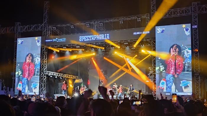 KONSER SLANK -- Aksi panggung Slank menghibur para penonton di area Pantai Tanjungpendam, Kabupaten Belitung pada Sabtu (25/4/2026) malam.
