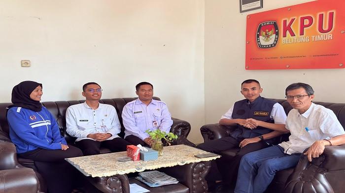 HASIL LATSAR - Ketua KPU Belitung Timur, Marwansyah menerima laporan dari empat CPNS KPU Beltim usai menyelesaikan Pelatihan Dasar (Latsar) di Kantor KPU Belitung Timur, Desa Padang, Selasa (28/4/2026). Dalam pertemuan tersebut, Marwansyah menekankan pentingnya internalisasi nilai-nilai dasar ASN serta profesionalisme bagi para personel muda guna menjaga marwah demokrasi dan meningkatkan kualitas pelayanan di bidang kepemiluan di Belitung Timur. 
