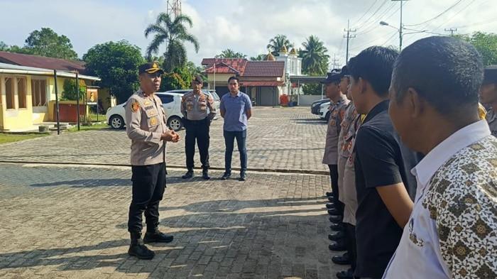 TANGANI ADUAN - Wakapolres Belitung Timur, Kompol Deddy Nuary memberikan pengarahan saat memimpin apel pagi di Mapolsek Gantung, Kecamatan Gantung, Selasa (28/4/2026). Dalam kunjungan kerja tersebut, Wakapolres menekankan pentingnya kedisiplinan, profesionalisme, dan responsivitas seluruh personel dalam menangani setiap aduan masyarakat guna menjaga kepercayaan publik terhadap institusi Polri.