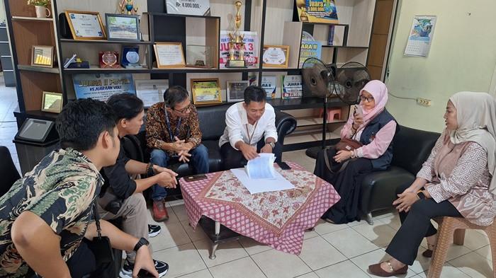 LUAR NEGERI - Ketua KPU Belitung Timur, Marwansyah bersama Komisioner KPU dan Bawaslu Kabupaten Belitung Timur saat melaksanakan kegiatan Coklit Terbatas (Coktas) di wilayah Kecamatan Manggar. Kegiatan ini difokuskan pada verifikasi faktual data pemilih, termasuk penyisiran data pemilih yang berada di luar negeri.