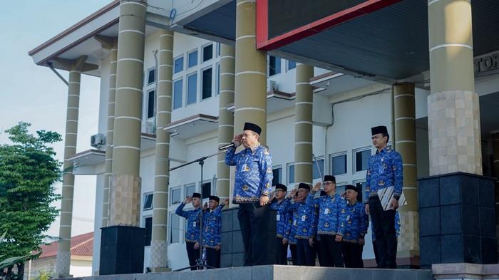 Pemerintah Kota (Pemkot) Pangkalpinang menggelar upacara peringatan Hari Pendidikan Nasional (Hardiknas) Tahun 2026 di halaman Kantor Wali Kota Pangkalpinang, Senin (4/5/2026).