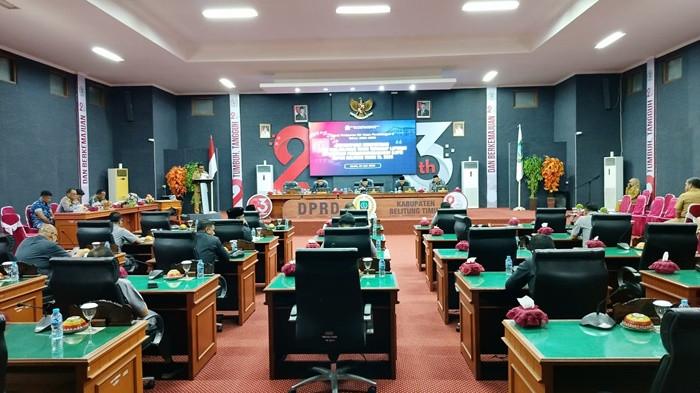 RAPAT PARIPURNA - Suasana Rapat Paripurna XIX Masa Persidangan II Tahun Sidang 2025-2026 di Ruang Sidang DPRD Belitung Timur, Senin (4/5/2026). Dalam rapat ini, DPRD secara resmi menyerahkan 52 poin rekomendasi terhadap Laporan Keterangan Pertanggungjawaban (LKPJ) Bupati Tahun Anggaran 2025, yang mencakup evaluasi mendalam pada sektor pendidikan, kesehatan, hingga penguatan Pendapatan Asli Daerah (PAD).