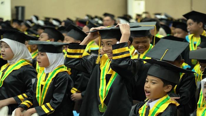 WISUDA SANTRI TPA -- Sejumlah peserta hadir di acara wisuda santri Taman Pendidikan Al-Qur’an (TPA) se-Kota Pangkalpinang yang diselenggarakan Badan Komunikasi Pemuda Remaja Masjid Indonesia (BKPRMI), Minggu (10/5/2026).