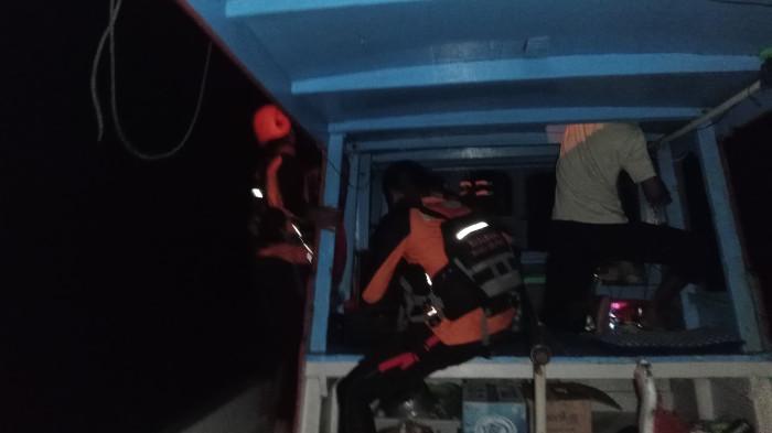 SINYAL - Tim SAR gabungan saat melakukan penyisiran mengenai jatuhnya Haris Sukhatno alias Heru (44) di Perairan Selat Karimata, Kabupaten Belitung Timur, Minggu (17/5/2026) malam. Pelaporan sempat terkendala jeda akibat susahnya sinyal di laut lepas.