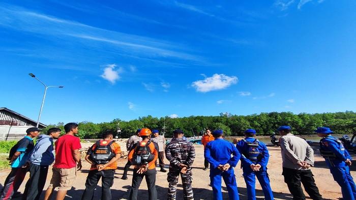APEL PERSIAPAN - Personel Tim SAR Gabungan saat briefing sebelum bertolak melakukan pencarian hari ketiga terhadap korban Haris Sukhatno (44) di Perairan Selat Karimata, Kabupaten Belitung Timur, Selasa (19/5/2026) pagi. Penambahan personel dilakukan hingga jadi 18 orang guna mempercepat proses pelacakan di laut.
