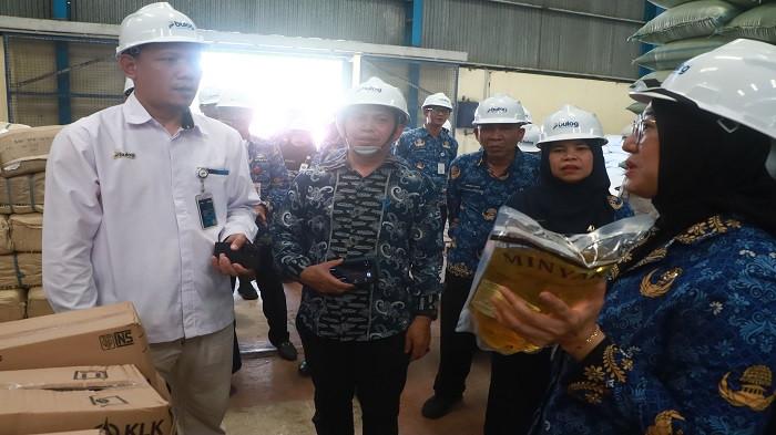 KUNJUNGAN KE GUDANG BULOG -- Kunjungan Wakil Wali Kota Pangkalpinang, Dessy Ayutrisna ke gudang Bulog didampingi Kepala Dinas Pangan dan Pertanian Kota Pangkalpinang, Samri, dan stakeholder terkait, Rabu (20/5/2026).