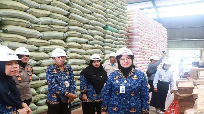 KUNJUNGAN KE GUDANG BULOG -- Kunjungan Wakil Wali Kota Pangkalpinang, Dessy Ayutrisna ke gudang Bulog didampingi Kepala Dinas Pangan dan Pertanian Kota Pangkalpinang, Samri, dan stakeholder terkait, Rabu (20/5/2026).