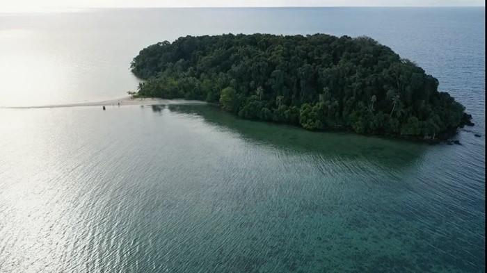 PERMATA TERSEMBUNYI - Pulau Keran yang terletak di kawasan perairan Kecamatan Kelapa Kampit, Kabupaten Belitung Timur. Pulau kecil tak berpenghuni yang berjarak sekitar 30 menit dari Pelabuhan Mengguru ini menyuguhkan air laut yang jernih, hamparan pasir putih sehalus bedak, serta kemunculan daratan pasir (gusong) memanjang saat air laut sedang surut.
