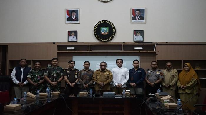 RAPAT PENGENDALIAN - Suasana High Level Meeting Tim Pengendalian Inflasi Daerah (TPID) di Ruang Rapat Bupati Beltim, Kantor Bupati Belitung Timur. Rapat koordinasi ini digelar guna memperkuat sinergi lintas sektor dalam memastikan stabilitas harga pangan, kelancaran distribusi BBM, serta kecukupan stok logistik menjelang Hari Raya Iduladha 1447 Hijriah.