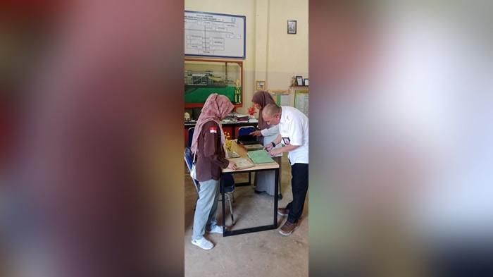 ARSIP - Bupati Belitung Timur, Kamarudin Muten (Afa) berfoto bersama Tim Penelitian Badan Riset dan Inovasi Nasional (BRIN), AAI Belitung Timur, serta Dinas Perpustakaan dan Kearsipan Kabupaten Belitung Timur di sela-sela agenda kunjungan kerja di Belitung Timur, Kamis (4/6/2026). Pertemuan ini membahas komitmen pemerintah daerah dalam mendukung kajian akademis dan penyelamatan berbagai dokumen sejarah lokal agar dapat diusulkan sebagai Memori Kolektif Bangsa (MKB) serta warisan dokumenter dunia (Memory of the World UNESCO).